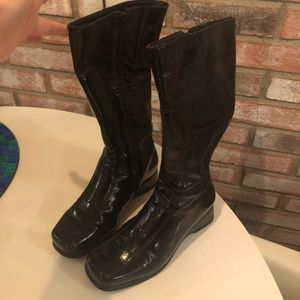 La Canadienne mid calf winter boots. Patent leather, thermal, waterproof  7.5
